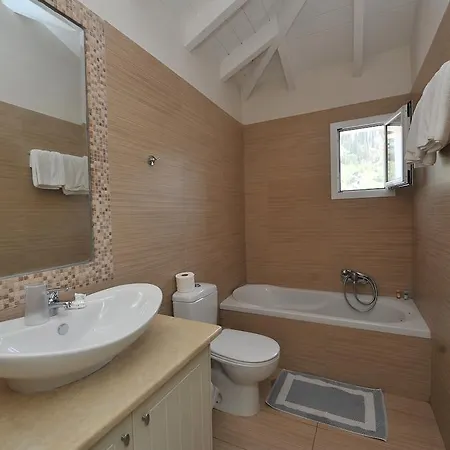 Hotel Agios Nikitas מלון 2*